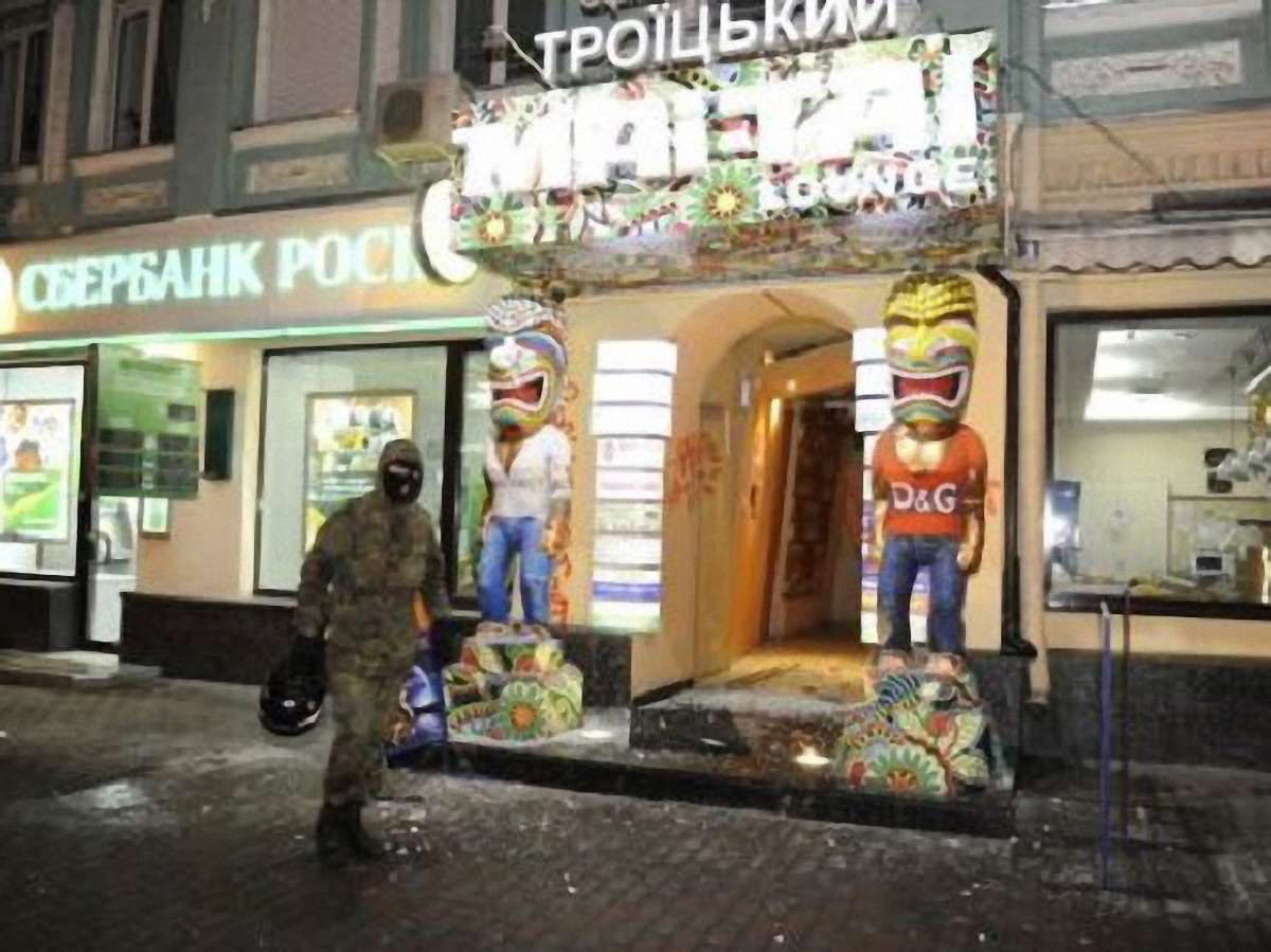 Люди, вдягнені як учасники спротиву, громили ресторани у Києві