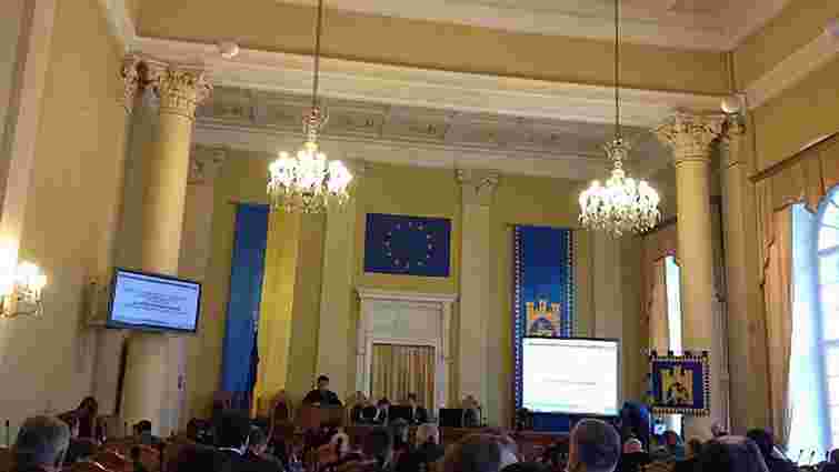 У сесійній залі Львівської міськради повісили прапор ЄС