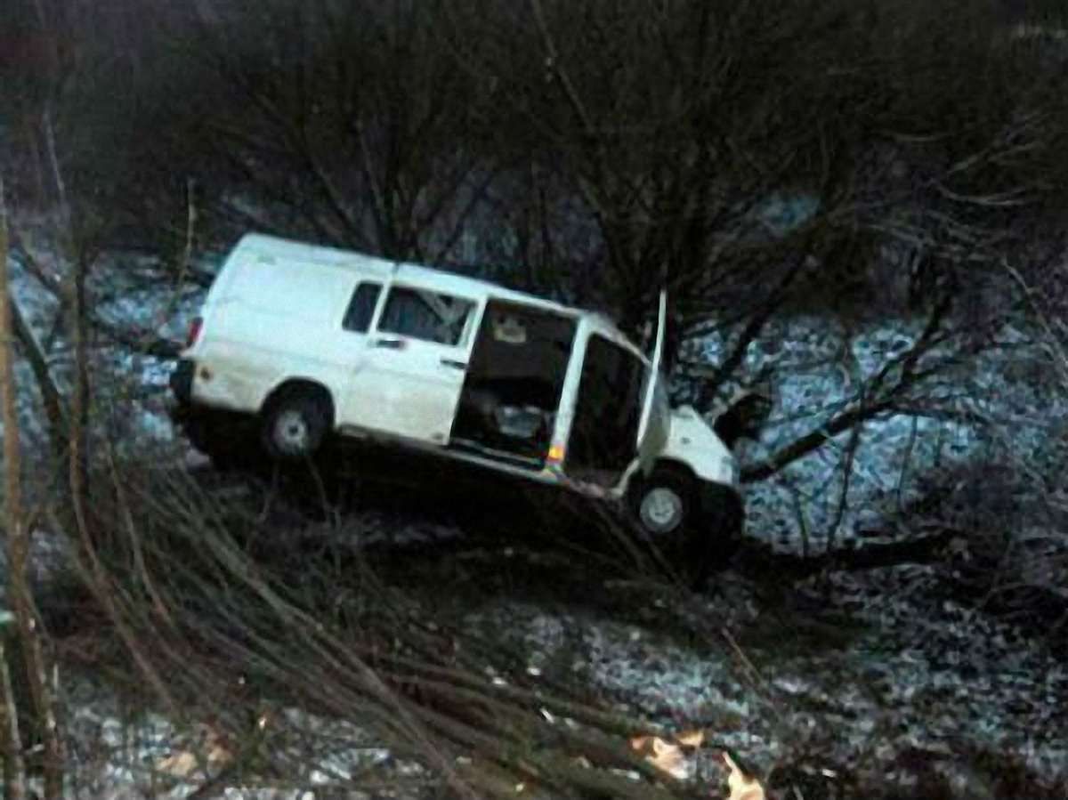 На Прикарпатті туристів врятували із снігового замету 