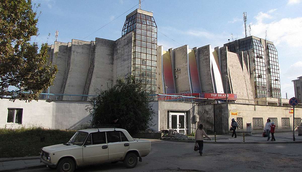 У Львові відремонтують фасад універмагу на Княгині Ольги