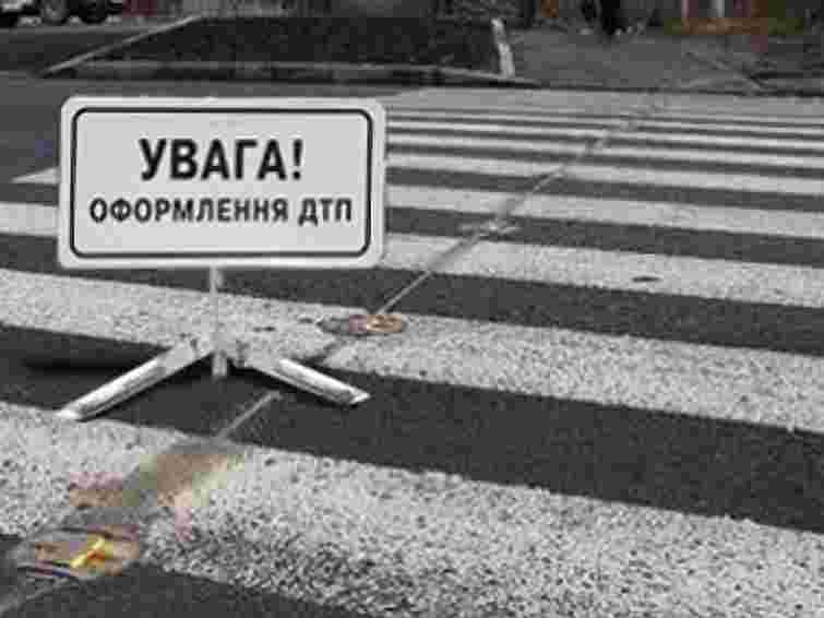 У Львові легковик збив на переході дівчину