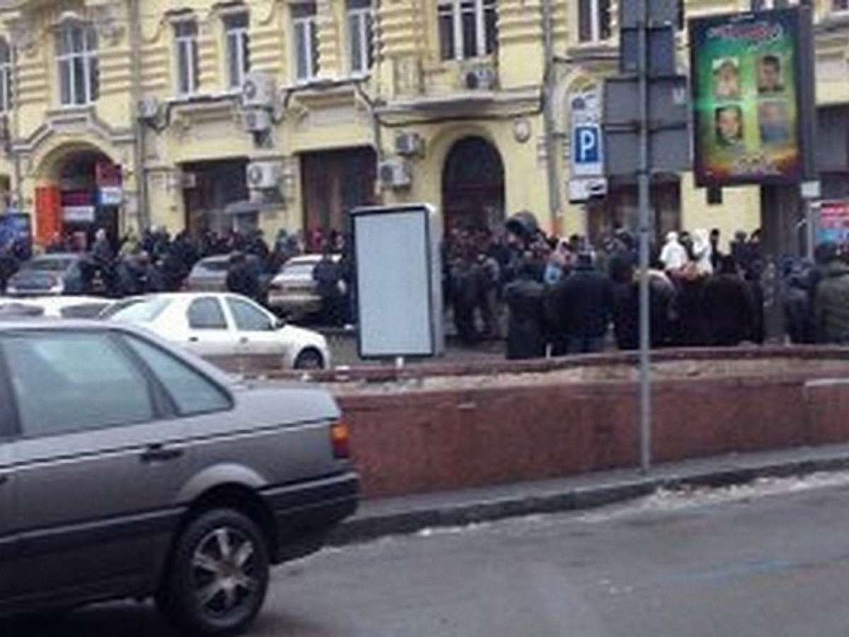 Євромайданівці відтіснили «псевдокиян» і пішли ходою центром міста