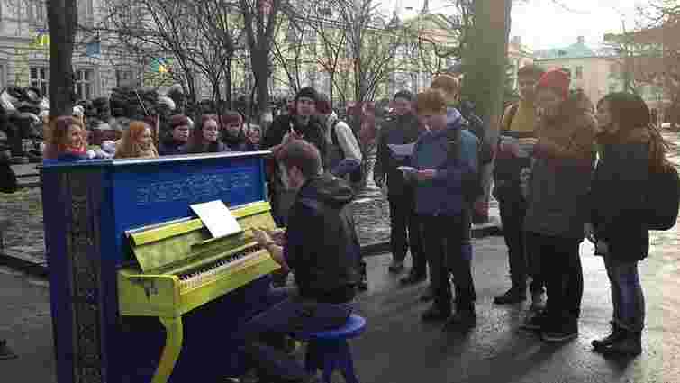 Біля барикад у Львові з’явилося вуличне піаніно