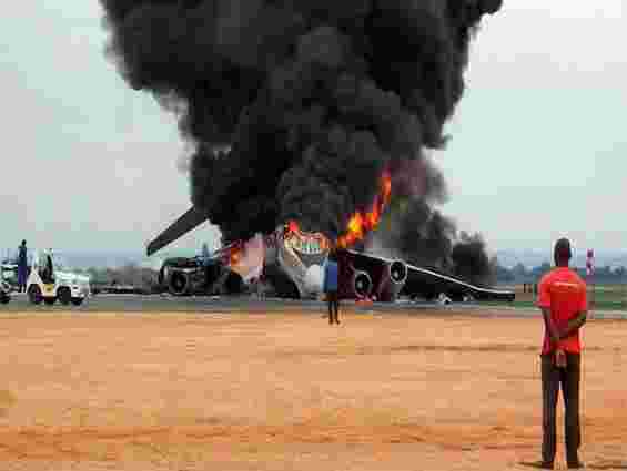 В Алжирі розбився військовий літак, більше сотні загиблих