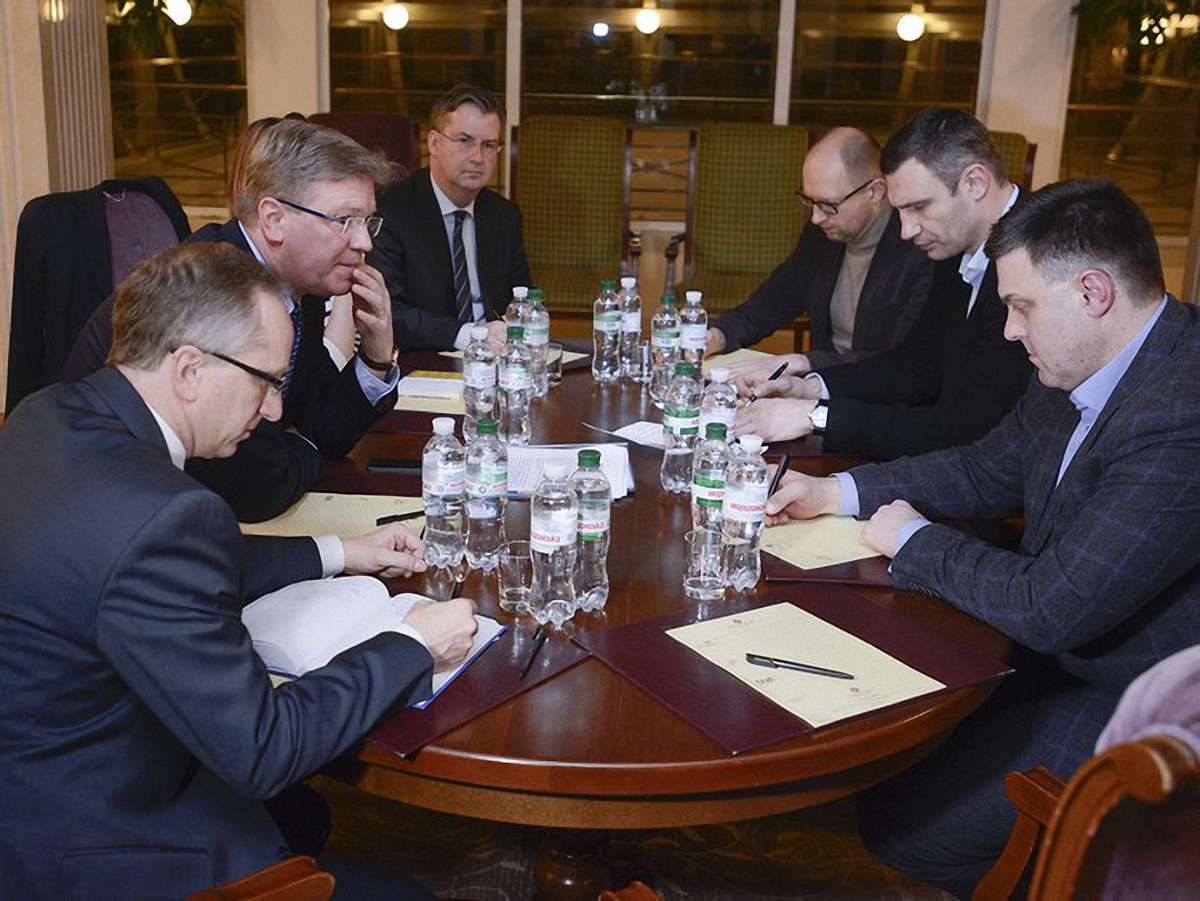 Фюле зустрівся з лідерами опозиції
