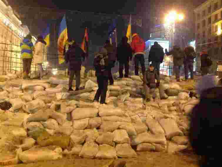 На Майдані барикади укріплюють мішками з піском