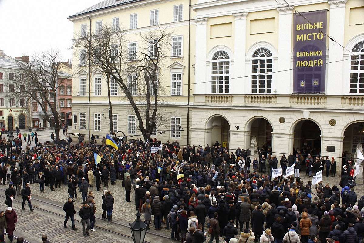 Кілька сотень львів’ян вийшли на попереджувальний страйк