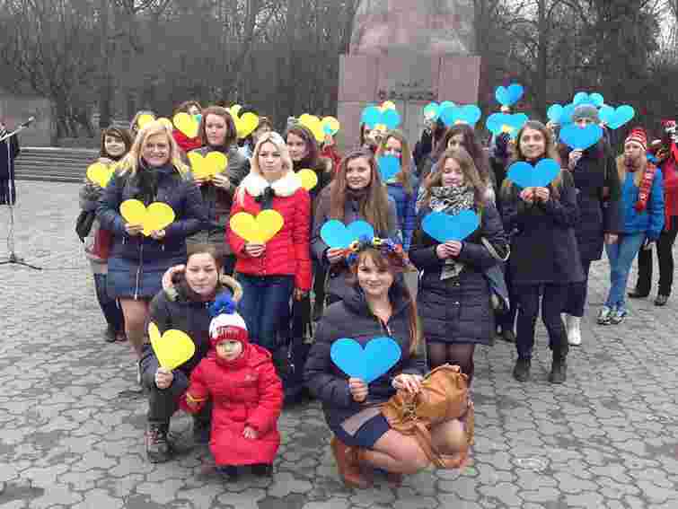 Львів’янки подарували синьо-жовті сердечка хлопцям із Самооборони