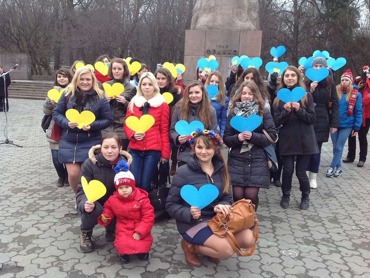 Львів’янки подарували синьо-жовті сердечка хлопцям із Самооборони