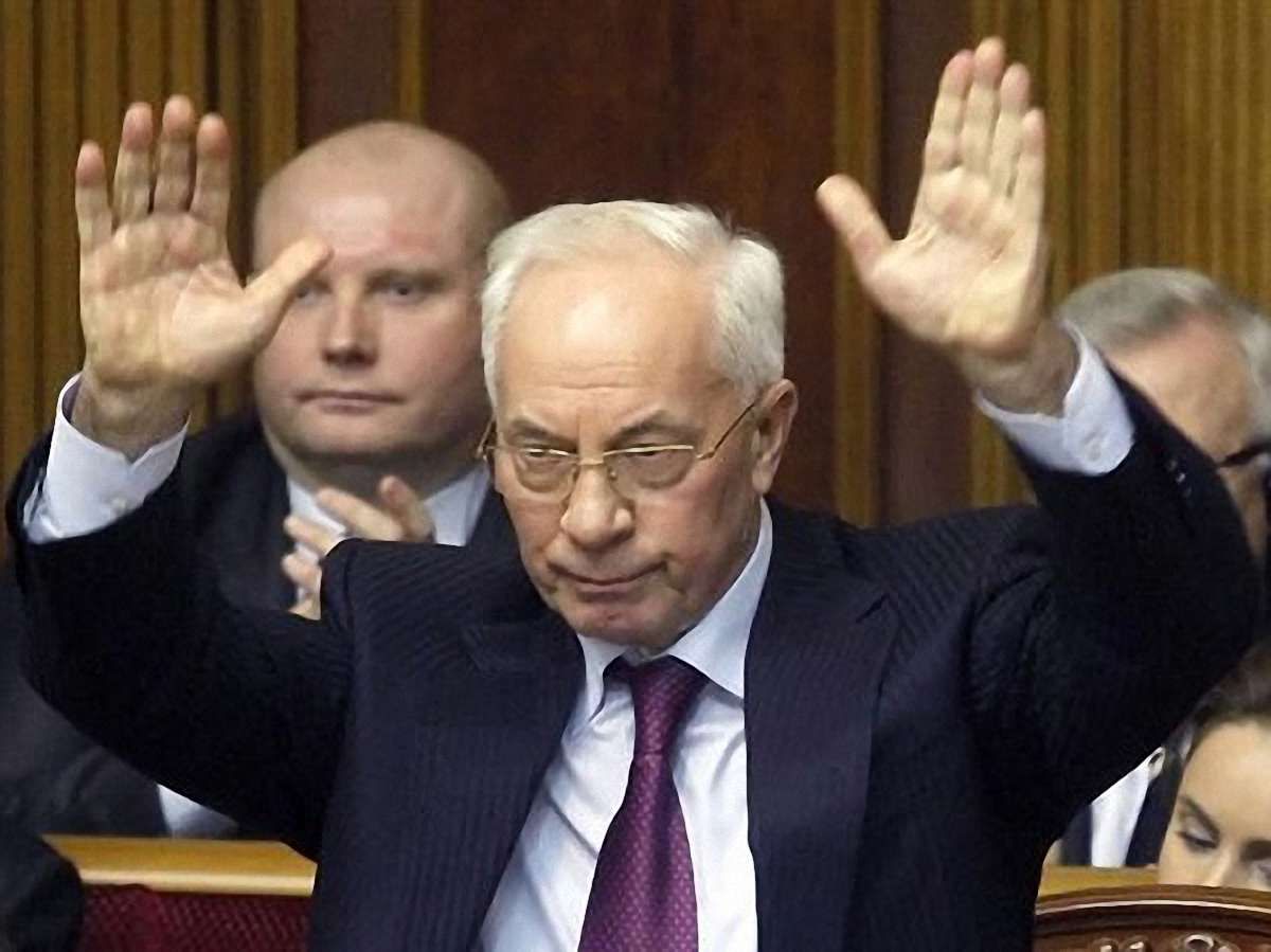Микола Азаров відновив спілкування в соцмережах