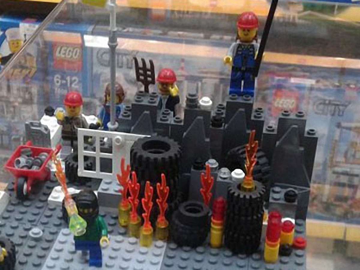 11-річна львів’янка склала з Lego інсталяцію сутичок з "Беркутом"