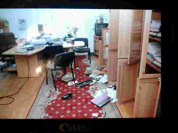 Невідомі розгромили кілька кабінетів в КМДА