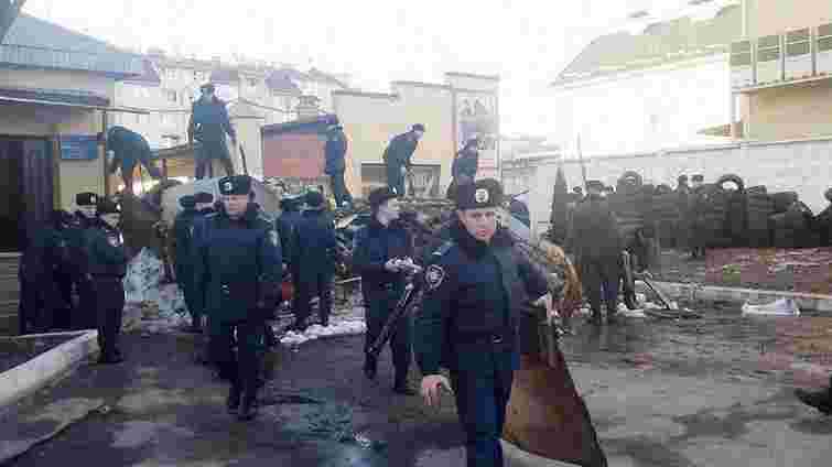 Біля військової частини на Стрийській розібрали барикади