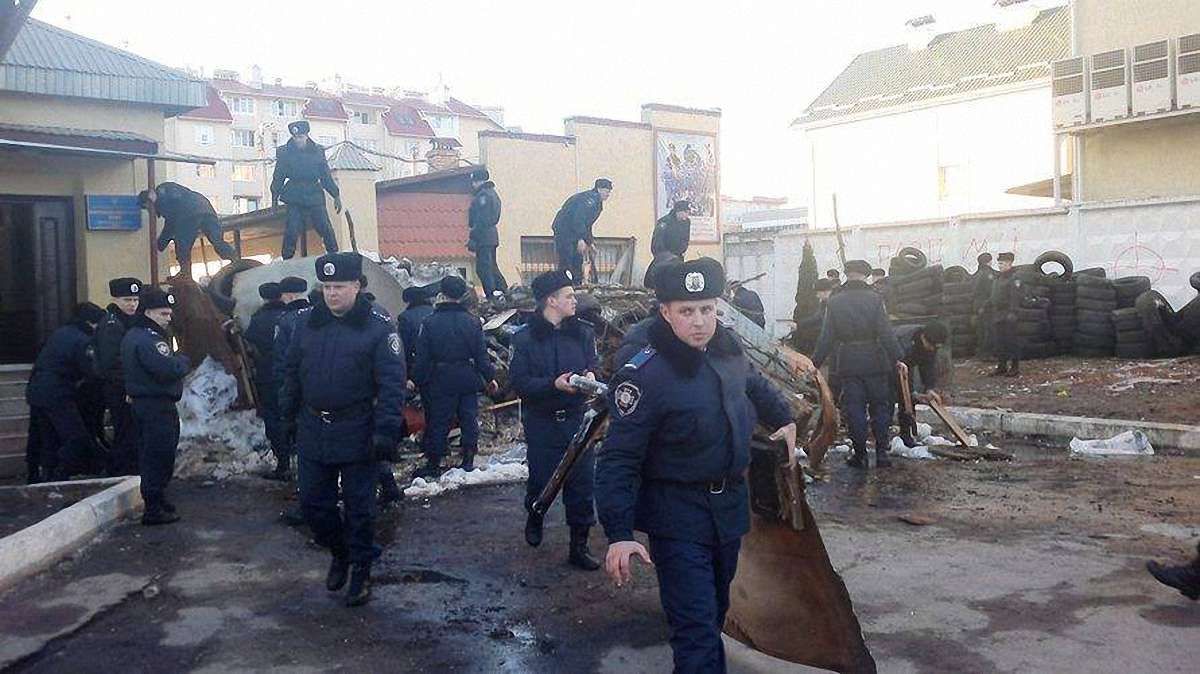 Біля військової частини на Стрийській розібрали барикади