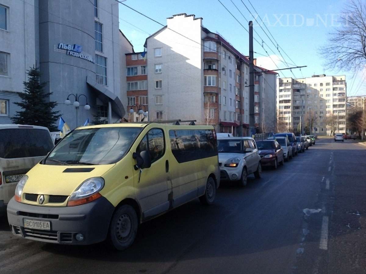 Як Львівська сотня самооборони пікетувала депутатів в обідню перерву 