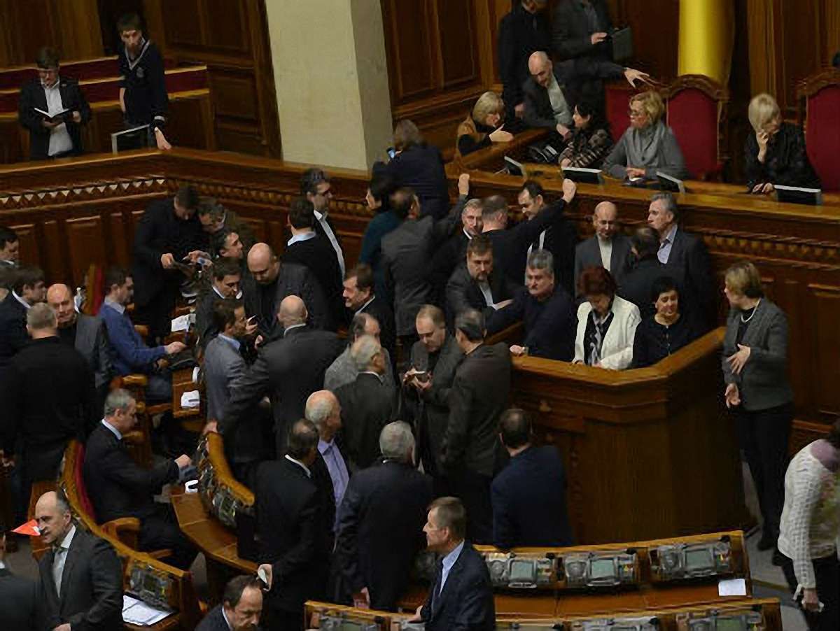 Опозиція заблокувала трибуну Ради