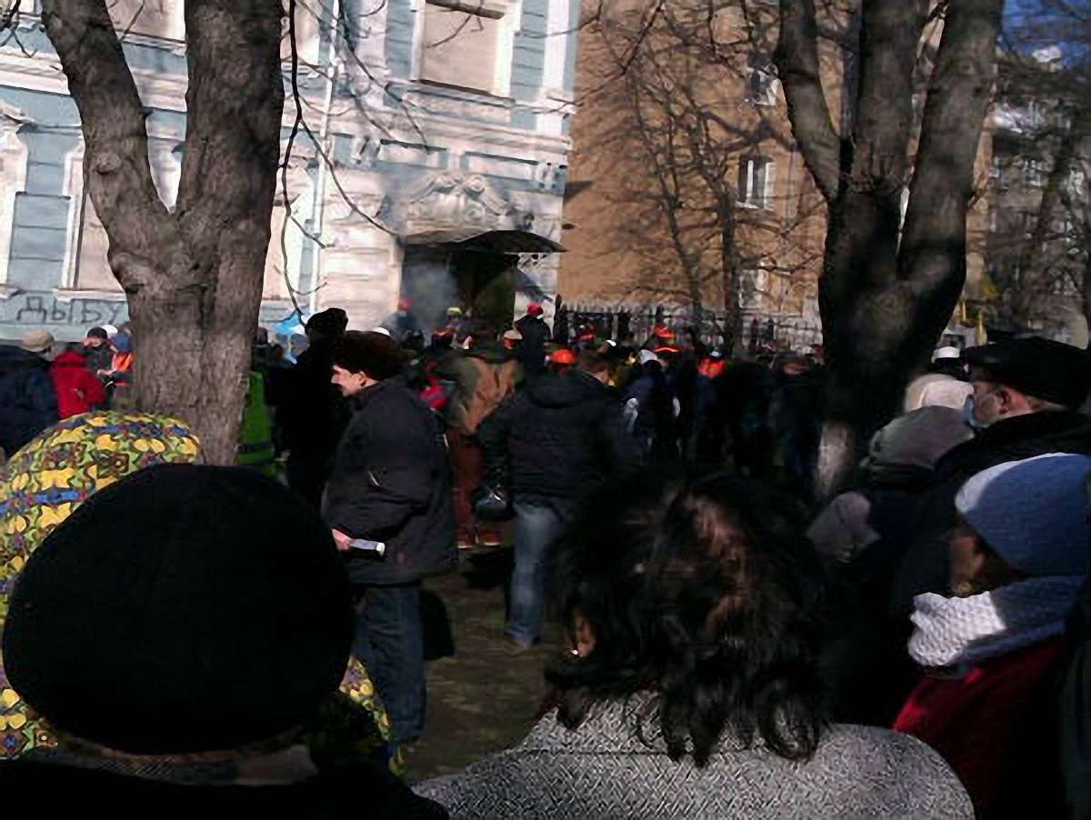 "Беркут" з тітушками витіснили активістів з офісу Партії регіонів