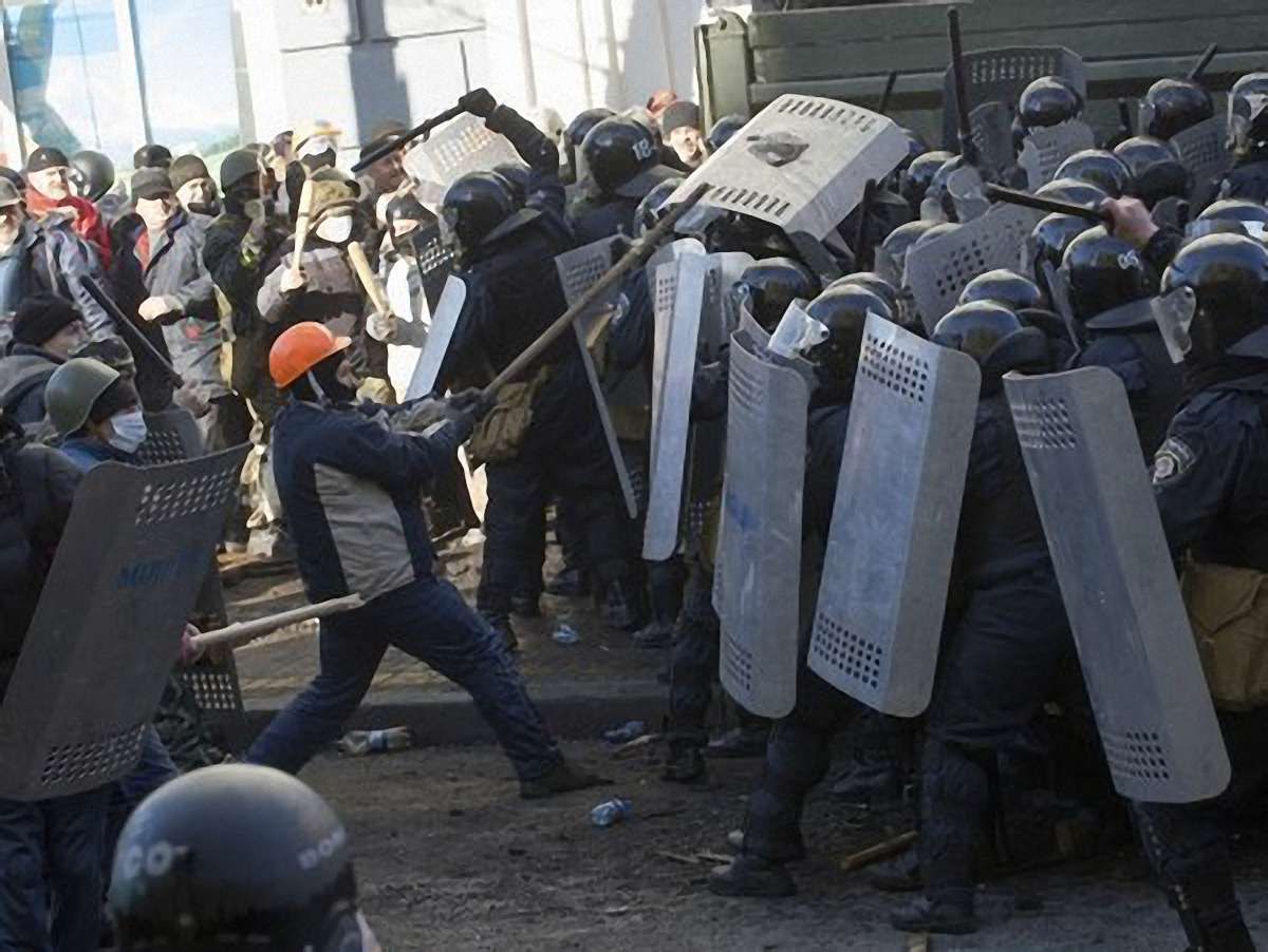 «Правий сектор» закликав власників зброї вийти на Майдан