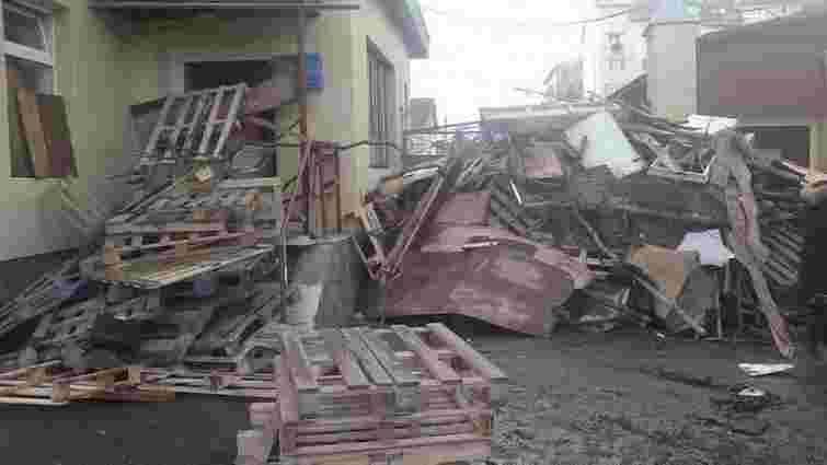 Біля військової частини на Стрийській укріплюють барикади 