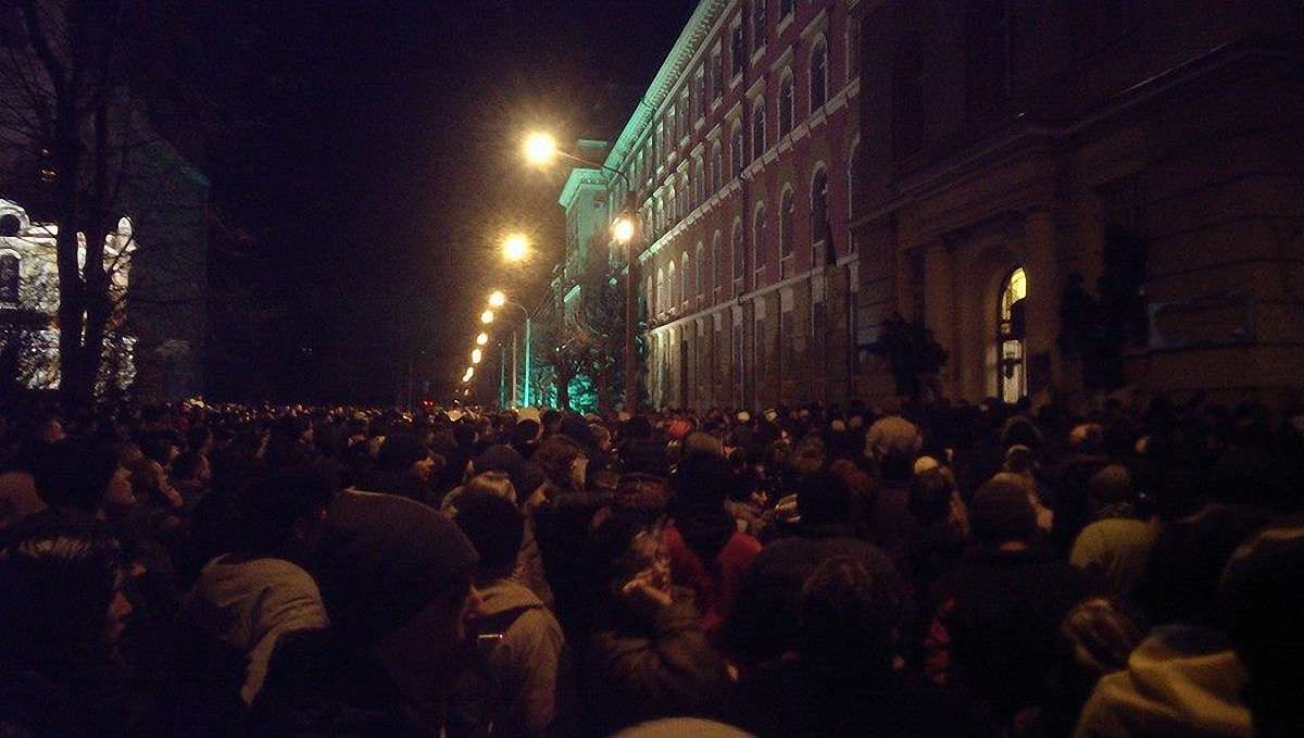  В Івано-Франківську штурмують обласне СБУ і МВС