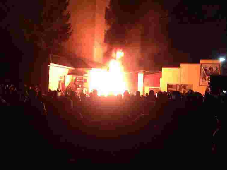 У Львові біля військової частини палають барикади