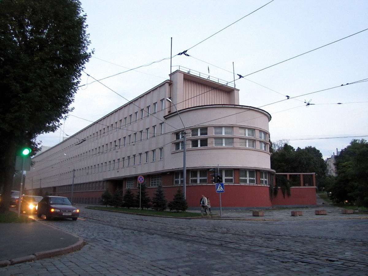 Менше сотні людей захопили будівлю СБУ у Львові 