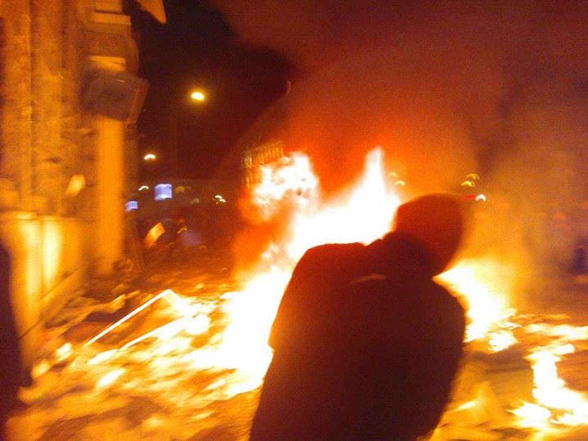 В Луцьку трощили офіси КПУ та Партії регіонів і захопили пост ДАІ