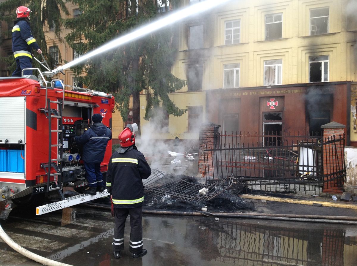 У Львові вже шість годин гасять військову частину на Стрийській