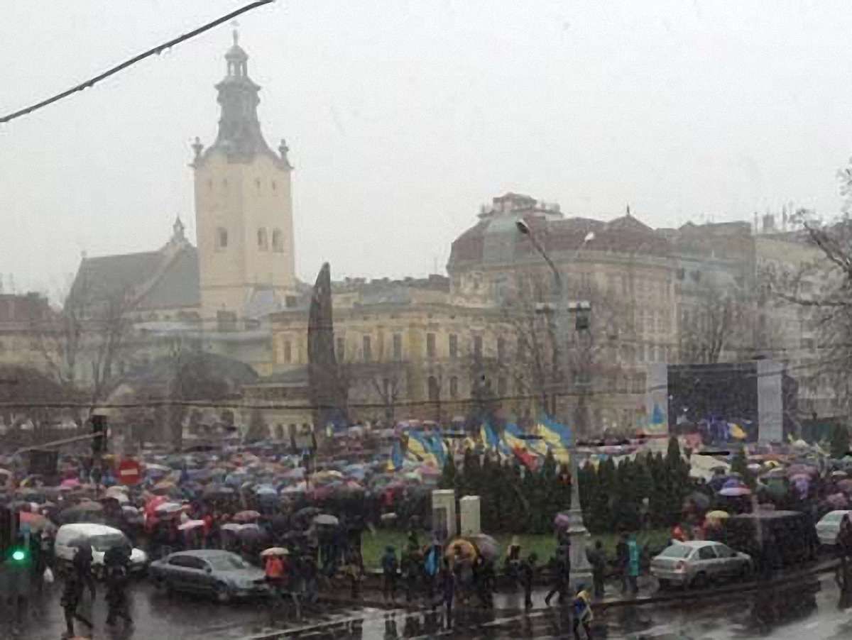У школах Львова вшанували пам'ять невинно убієнних у Києві