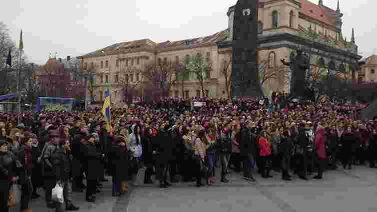 На львівському Євромайдані зібралося кілька тисяч людей 