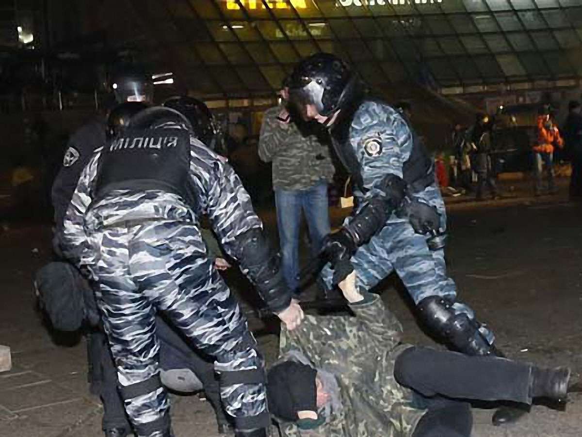 Арбузов каже, що країну ганьблять мітингувальники