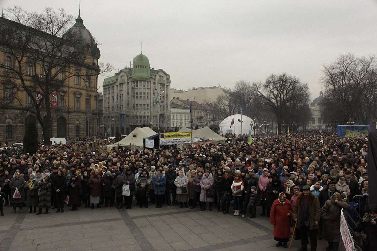 У Львові 15 тисяч людей зібрались на Євромайдані