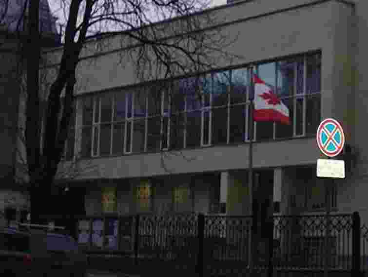 Посольства Британії та Канади у Києві призупинили роботу