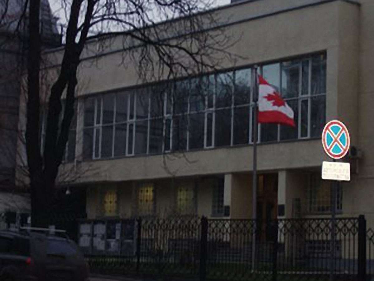 Посольства Британії та Канади у Києві призупинили роботу