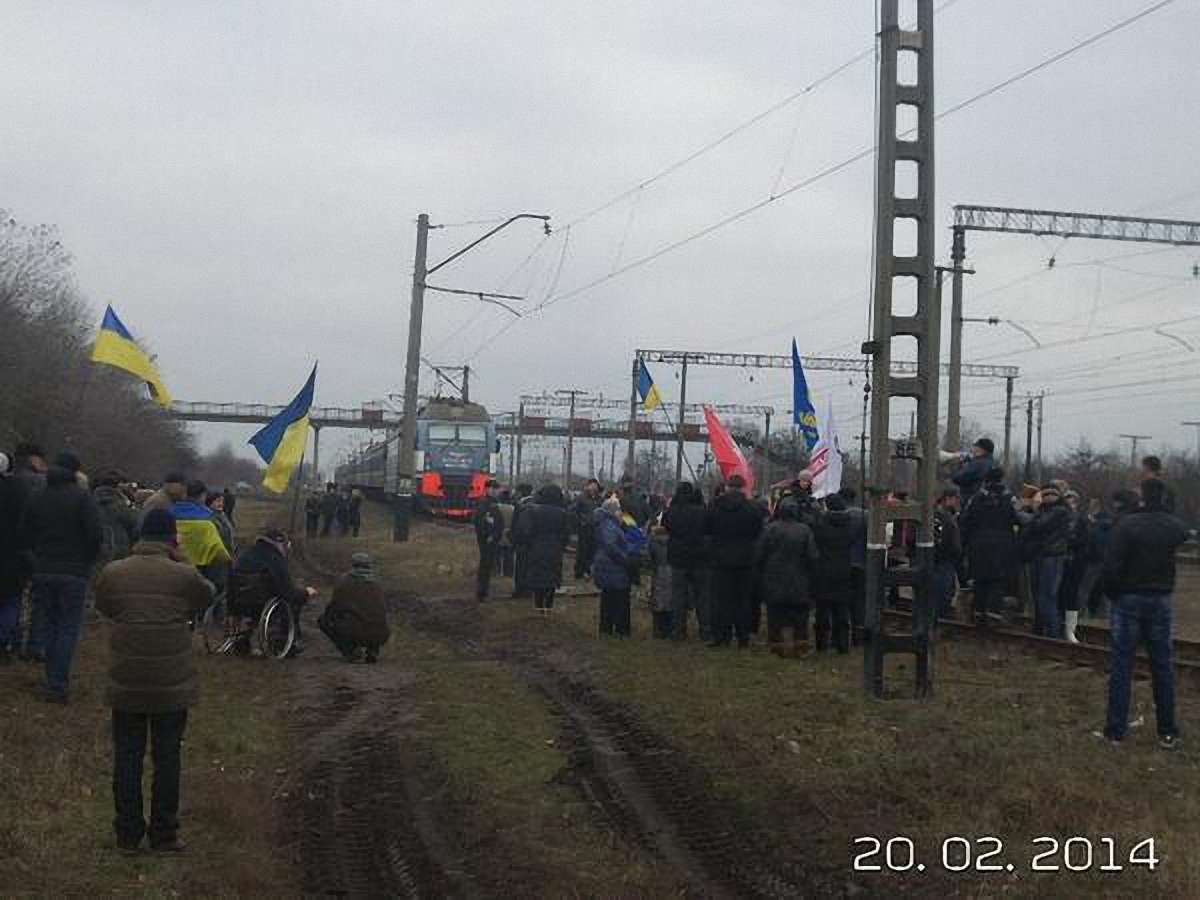На Дніпропетровщині люди зупинили потяг з військовими