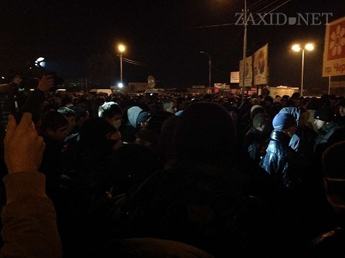 Активісти захищають від провокацій аеромобільний полк у Львові