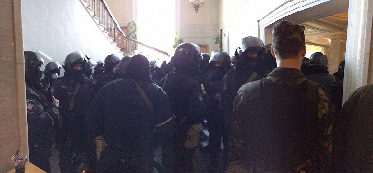 У Верховну Раду зайшли силовики з автоматами. Їх вивели