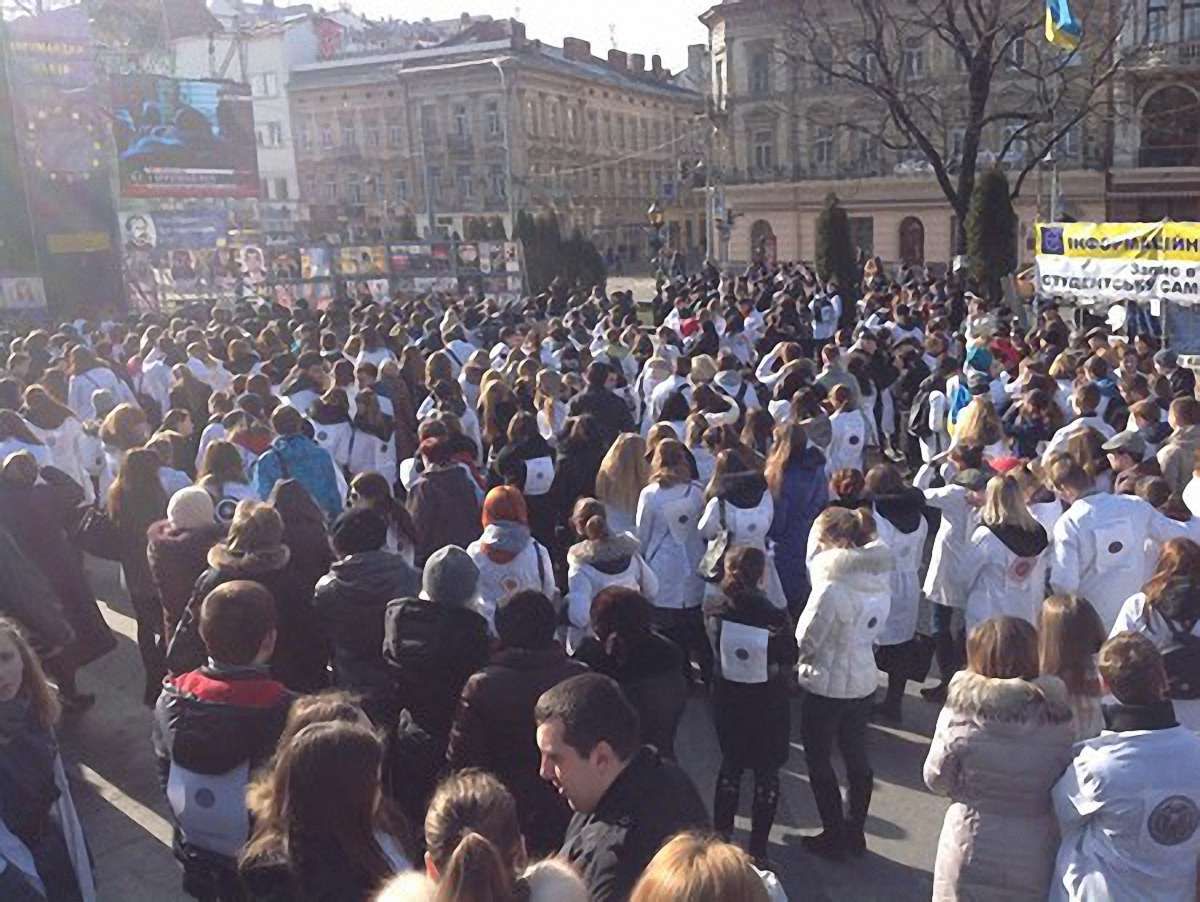 Студенти львівських вишів мовчазними колонами прийшли на Майдан