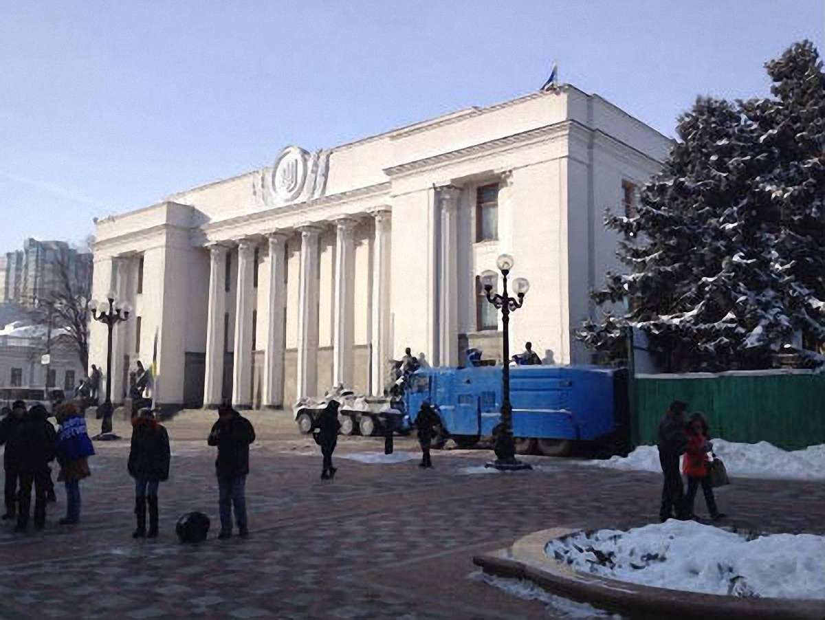 З-під Верховної Ради та Кабміну терміново вивозять силовиків