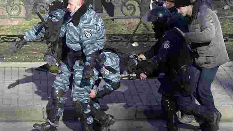 Бійців «Беркута» у Вінниці пропустили через коридор ганьби