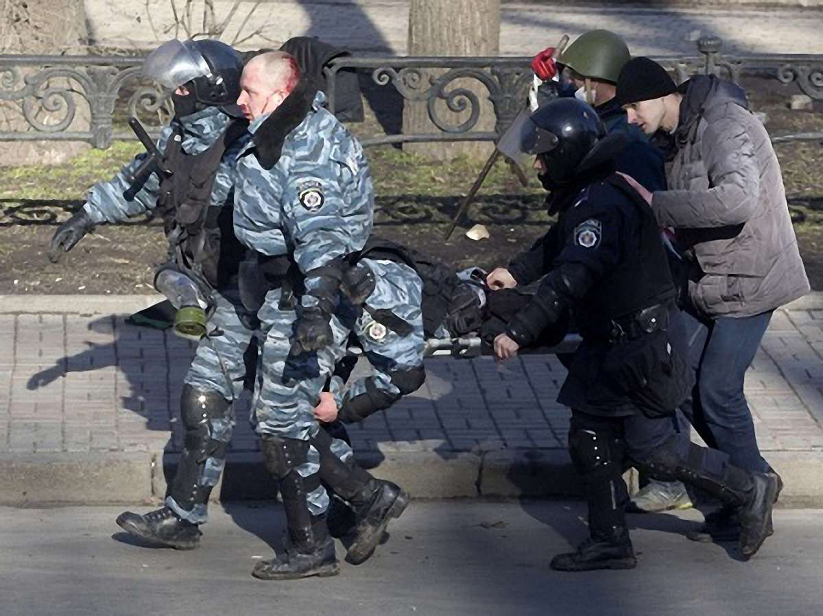 Бійців «Беркута» у Вінниці пропустили через коридор ганьби
