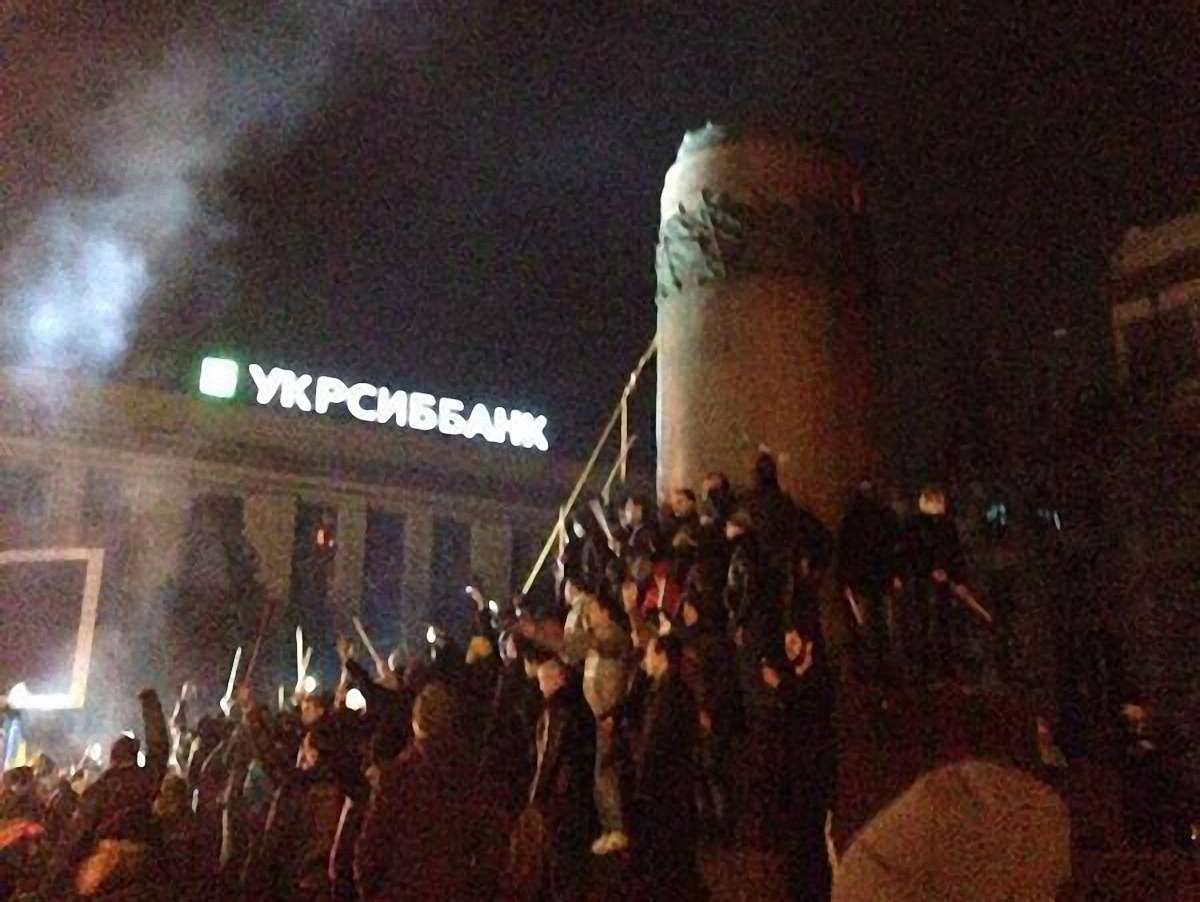 У Дніпропетровську знесли пам'ятник Леніну