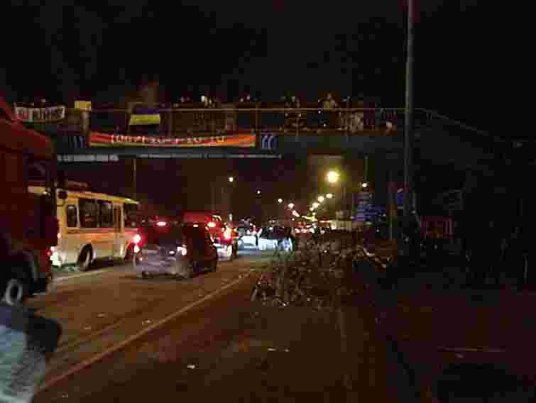 На Київщині активісти зупинили автобус з "Беркутом". Є поранені