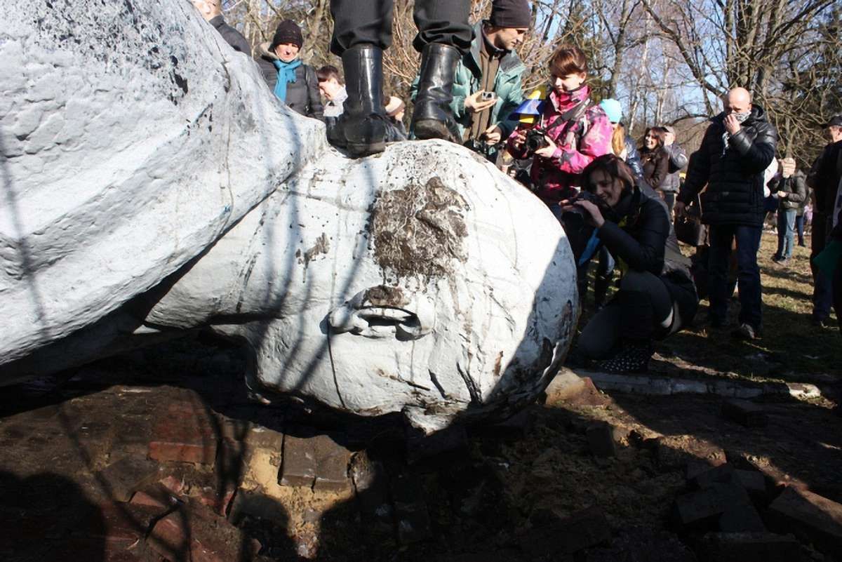За дві доби в Україні скинули більше 25 пам'ятників Леніну (фото)