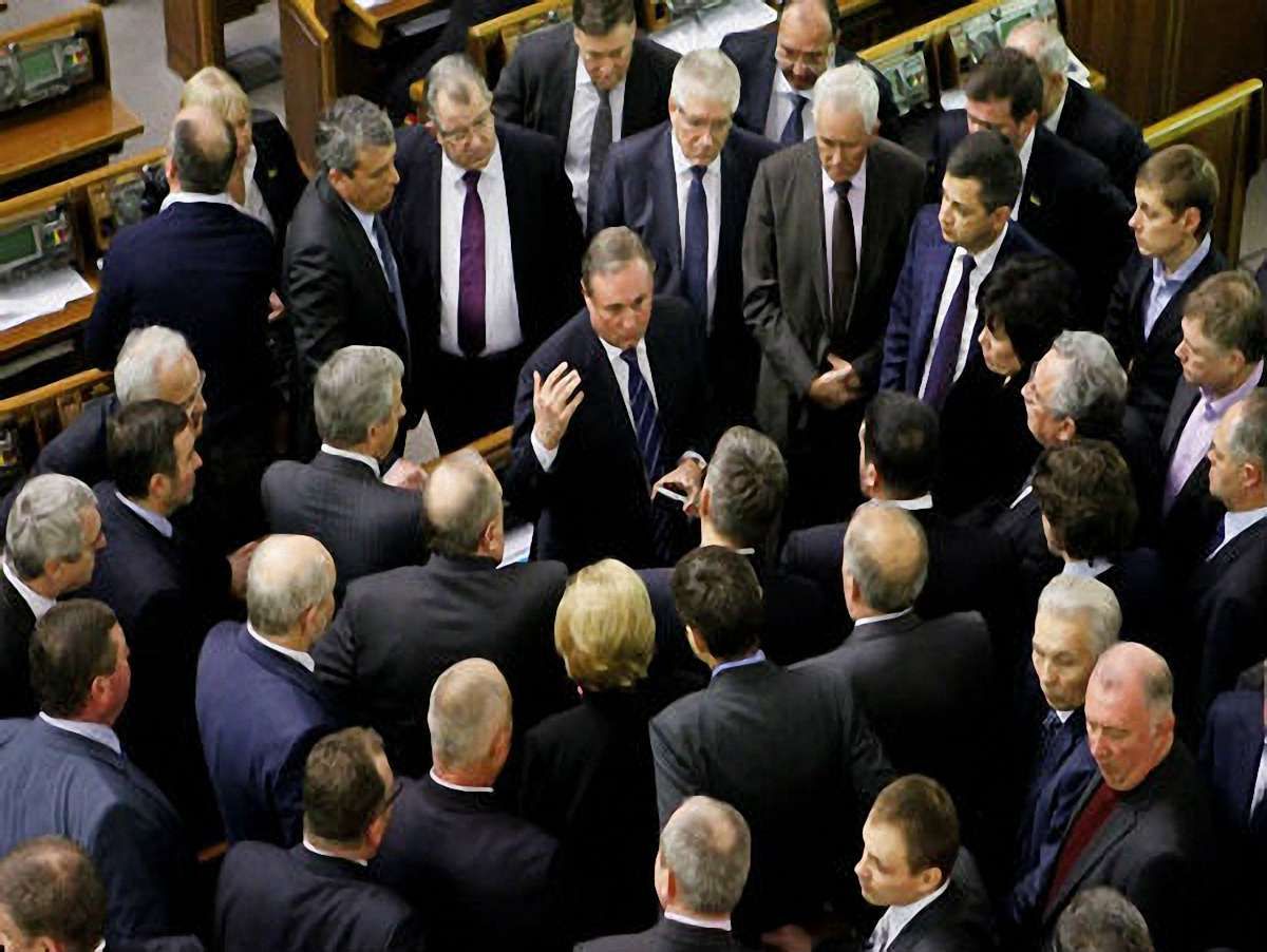 Фракцію Партії регіонів продовжують покидати депутати