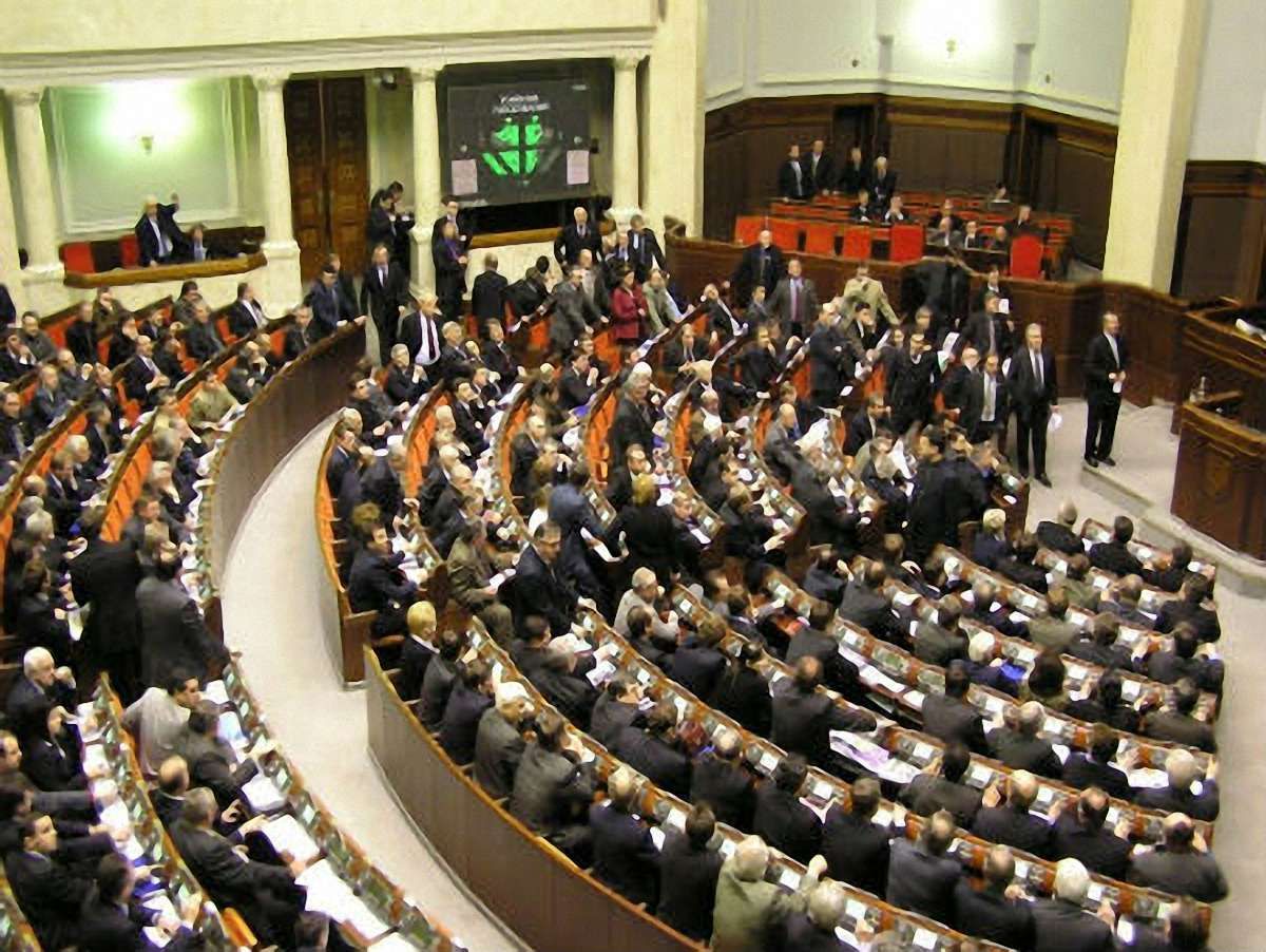 ВР відновила дію Конституції 2004 року без Януковича