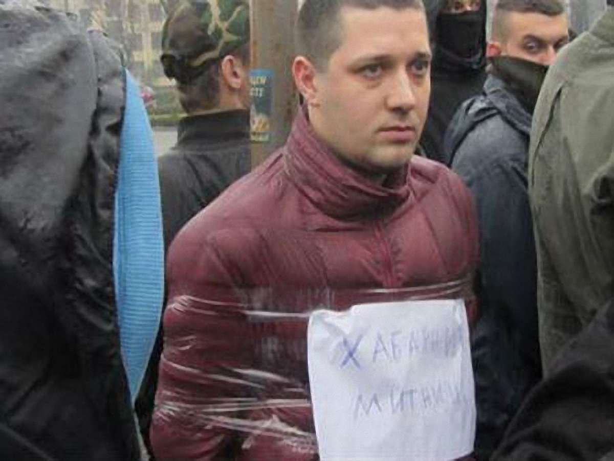 На Закарпатті керівника митниці прив’язали до стовпа