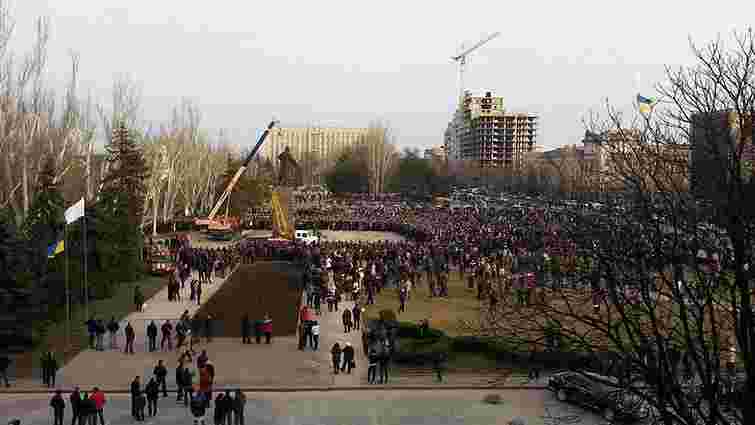 В Україні продовжують валити пам'ятники Леніну