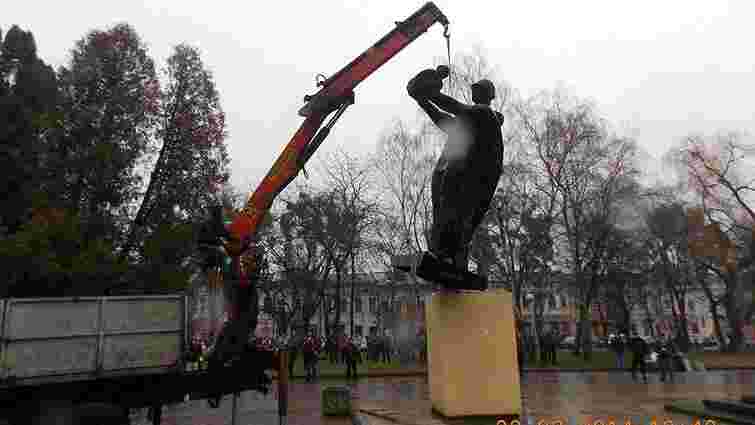 В Стрию демонтували пам`ятник радянському солдату