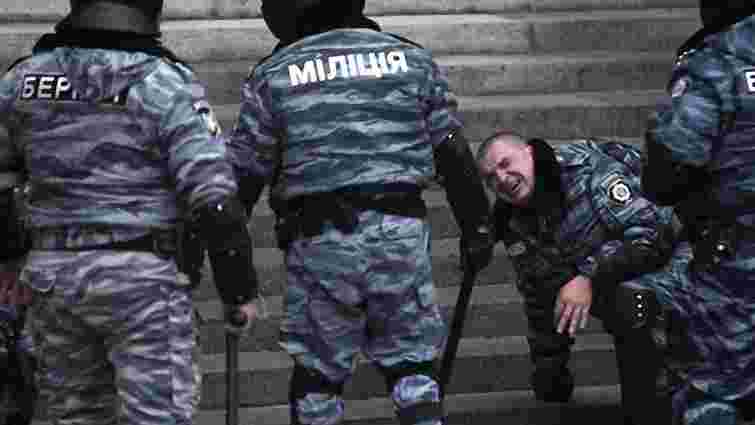 Львівських «беркутівців» поставили на коліна на місцевому Майдані